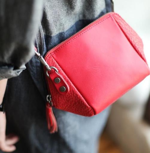 学院风红色牛皮邮差包的多种搭配：经典百搭（图）