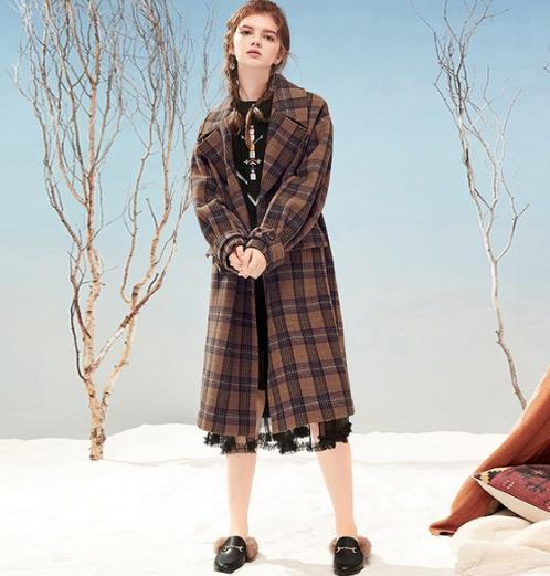 文艺素雅的格子大衣：灯笼袖格纹大衣搭配（图）