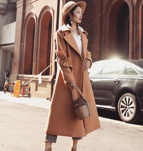 小翻领长袖呢外套搭配格子阔腿裤：彰显时尚潮流