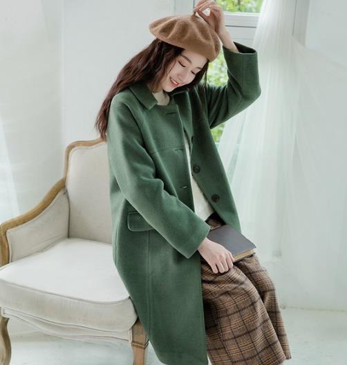 小翻领长袖呢外套搭配格子阔腿裤：彰显时尚潮流