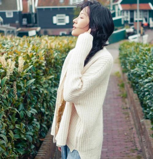 中长款灯笼袖针织衫搭配格子连衣裙：甜美又保暖