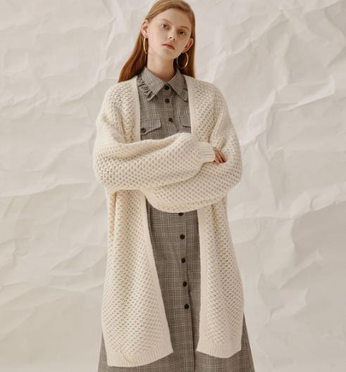 中长款灯笼袖针织衫搭配格子连衣裙：甜美又保暖