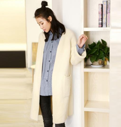 中长款灯笼袖针织衫搭配格子连衣裙：甜美又保暖