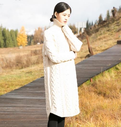 中长款灯笼袖针织衫搭配格子连衣裙：甜美又保暖