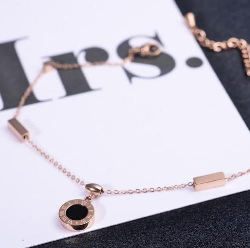 优雅精致的双圈锆石玫瑰金项链搭配:简约百搭(图) 优雅精致的双圈锆石玫瑰金项链搭配:简约百搭(图)