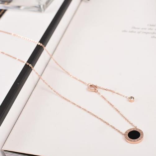 优雅精致的双圈锆石玫瑰金项链搭配:简约百搭(图) 优雅精致的双圈锆石玫瑰金项链搭配:简约百搭(图)