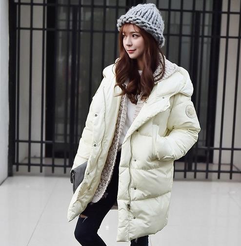 手拿包搭配大毛领修身加厚羽绒服:优雅又保暖(图) 手拿包搭配大毛领修身加厚羽绒服:优雅又保暖(图)