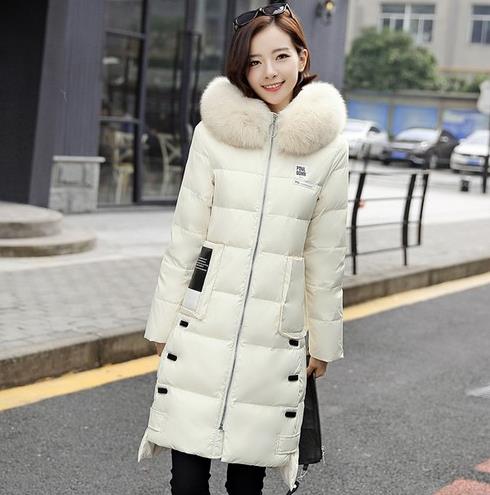 手拿包搭配大毛领修身加厚羽绒服：优雅又保暖（图）