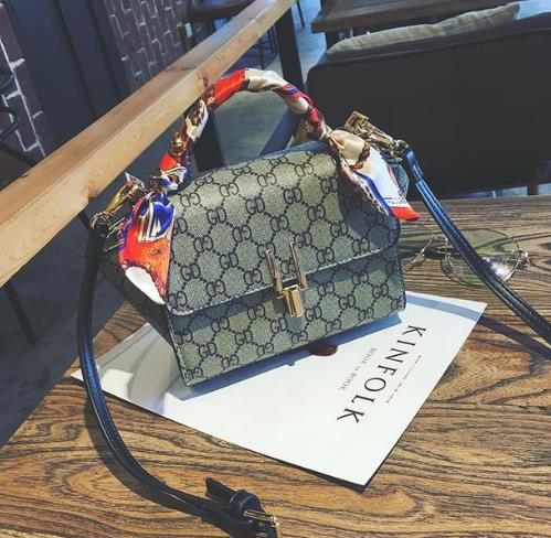 今年最流行这几款复古小方包：撞色链条小方包分享