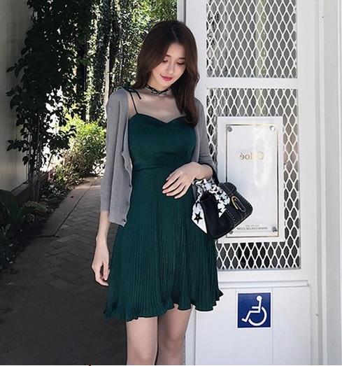 修身吊带连衣裙搭配:时尚洋气吊带连衣裙(图) 修身吊带连衣裙搭配:时尚洋气吊带连衣裙(图)