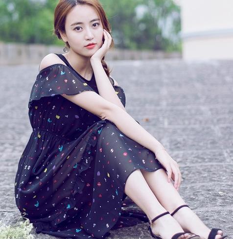 荷叶边露肩性感T恤搭配包臀裙：彰显女人浪漫柔情