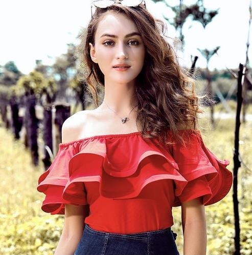 荷叶边露肩性感T恤搭配包臀裙：彰显女人浪漫柔情