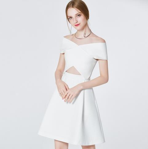 荷叶边露肩性感T恤搭配包臀裙：彰显女人浪漫柔情