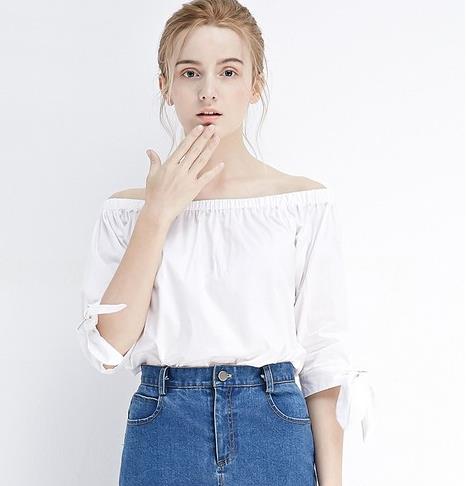 荷叶边露肩性感T恤搭配包臀裙：彰显女人浪漫柔情