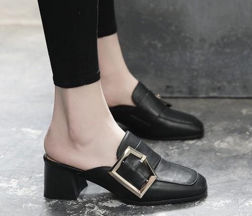 短裙搭配水钻低跟拖鞋：百搭时尚低跟拖鞋分享