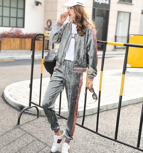 毛呢大衣搭配立领针织百褶裙套装：演绎优雅女人味