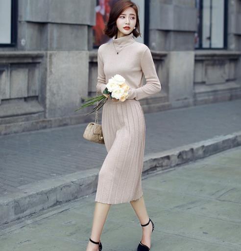 毛呢大衣搭配立领针织百褶裙套装：演绎优雅女人味