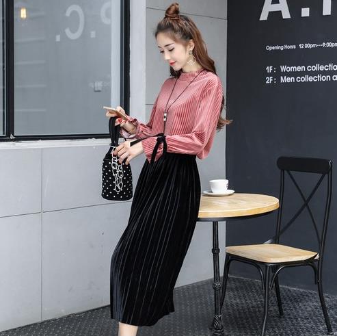 打造百变风格的两件套：金丝绒百褶两件套推荐（图）