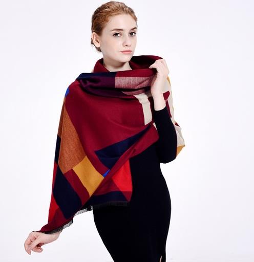 菱形格子披肩的多种搭配:5款披肩彰显优雅气质 菱形格子披肩的多种搭配:5款披肩彰显优雅气质