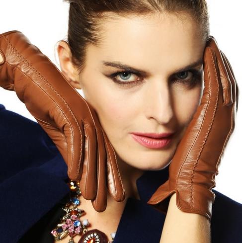 冬季必备时尚羊皮手套：短款羊皮手套的多种搭配