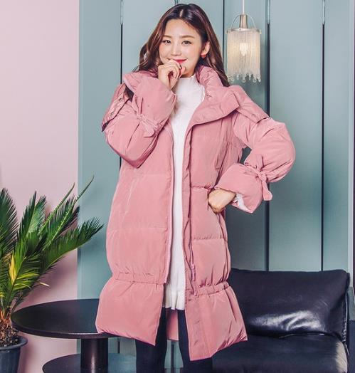 蝙蝠袖金丝绒羽绒服搭配长筒靴：彰显独特个性（图）