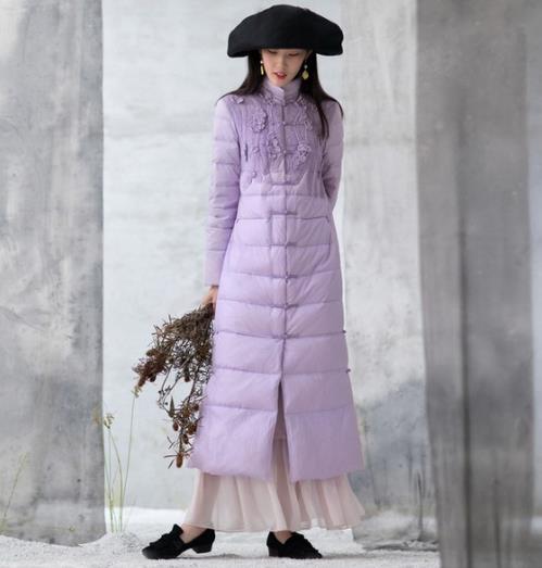 蝙蝠袖金丝绒羽绒服搭配长筒靴：彰显独特个性（图）