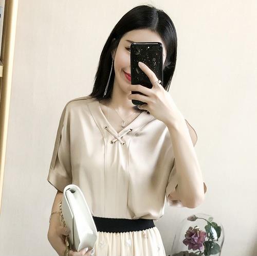 纯色V领真丝衬衫怎么搭配：打造职场时尚与干练