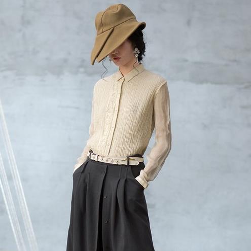 纯色V领真丝衬衫怎么搭配：打造职场时尚与干练