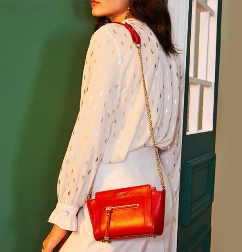 唐嫣刘雯同款牛皮小方包搭配：彰显时尚潮流（图）