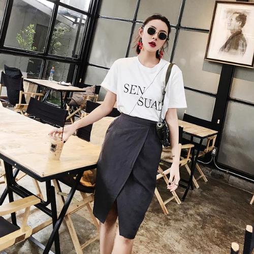 高腰开叉半身裙的多种搭配：显瘦性感又优雅（图）