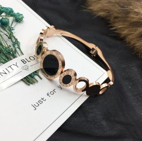 欧美个性黑色镂空手镯：文艺复古范手镯分享（图）