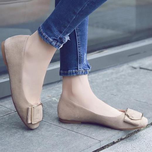 2017早秋一字扣粗跟单鞋：女士新款单鞋搭配（图)