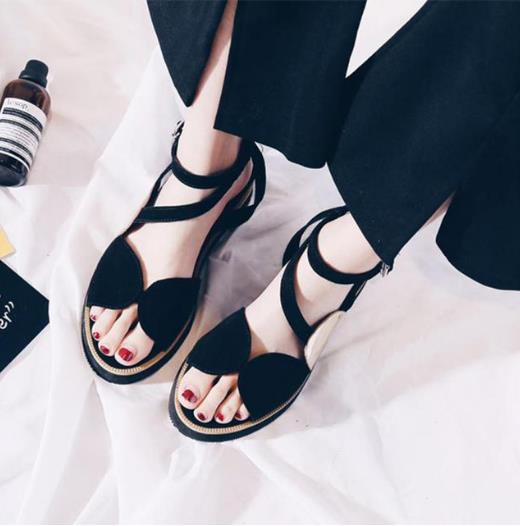 2017早秋一字扣粗跟单鞋：女士新款单鞋搭配（图)