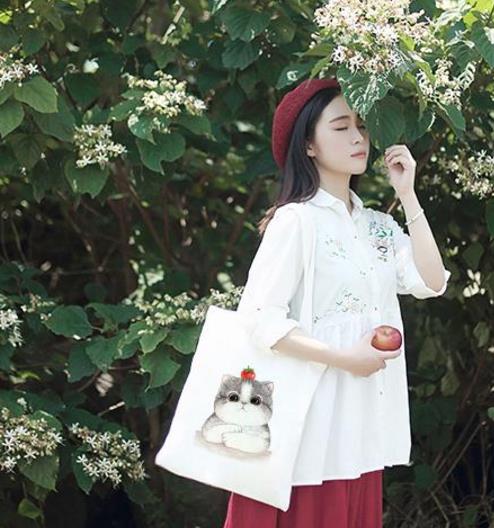 优雅帅气的丝带蝴蝶结小方包搭配:凸显潮流品味 优雅帅气的丝带蝴蝶结小方包搭配:凸显潮流品味