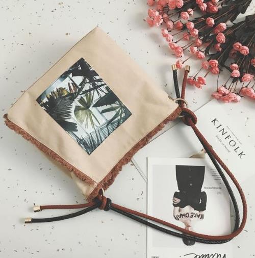 优雅帅气的丝带蝴蝶结小方包搭配:凸显潮流品味 优雅帅气的丝带蝴蝶结小方包搭配:凸显潮流品味