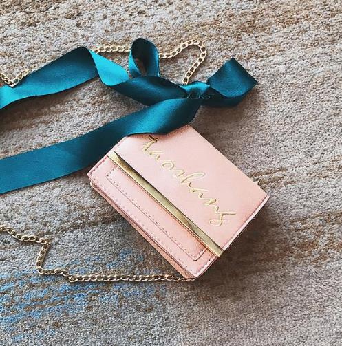 优雅帅气的丝带蝴蝶结小方包搭配：凸显潮流品味