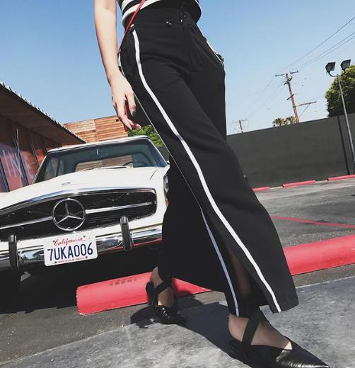 毛边牛仔阔腿裤的多种搭配推荐：酷感气质显腿长