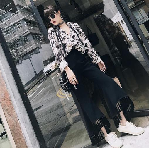 毛边牛仔阔腿裤的多种搭配推荐：酷感气质显腿长