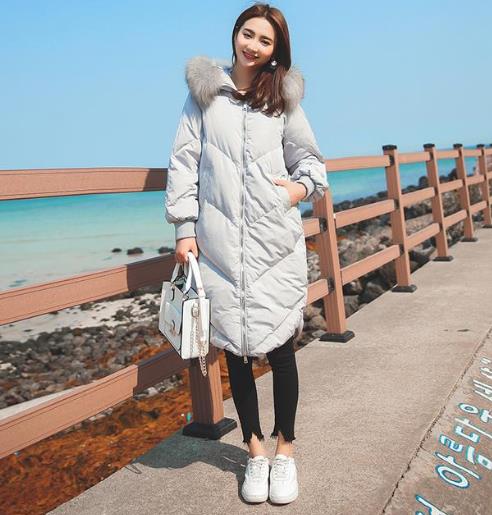 中长款大毛领过膝羽绒服搭配:显瘦显高挑(图) 中长款大毛领过膝羽绒服搭配:显瘦显高挑(图)