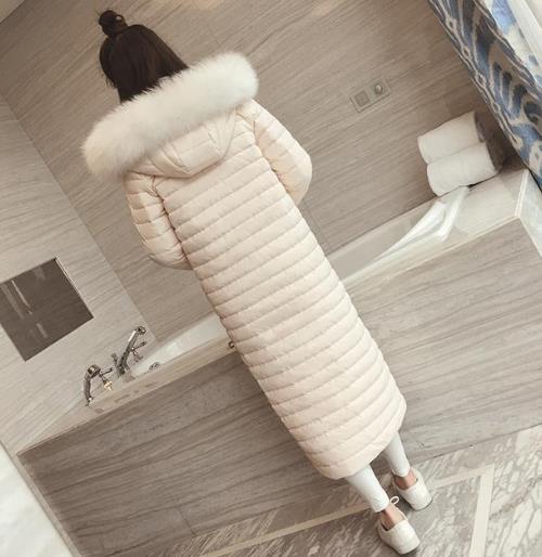中长款大毛领过膝羽绒服搭配:显瘦显高挑(图) 中长款大毛领过膝羽绒服搭配:显瘦显高挑(图)