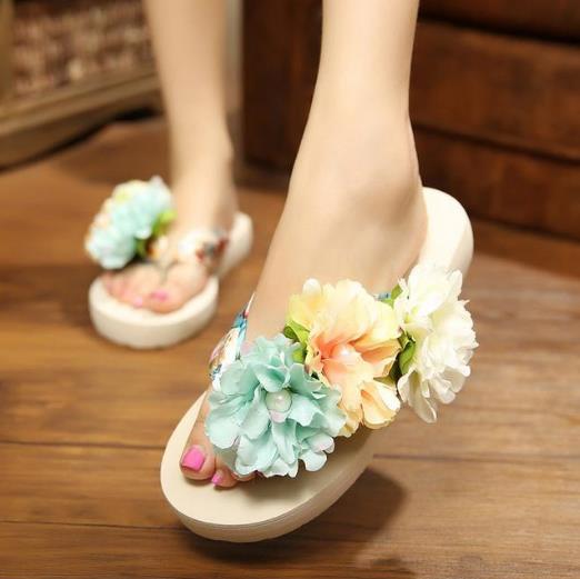 连衣裙搭配厚底花朵拖鞋:5款拖鞋尽显优雅女人味 连衣裙搭配厚底花朵拖鞋:5款拖鞋尽显优雅女人味