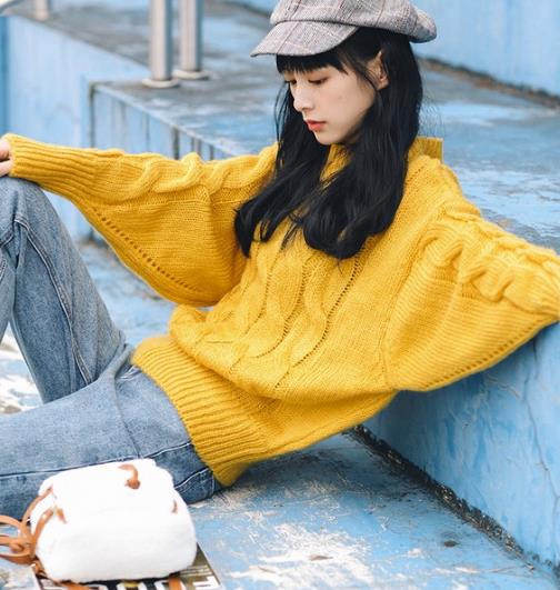 蝙蝠袖套头针织衫搭配针织裙：彰显复古文艺范儿