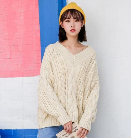 蝙蝠袖套头针织衫搭配针织裙：彰显复古文艺范儿