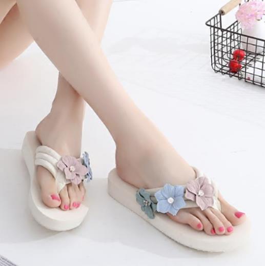 连衣裙搭配厚底花朵拖鞋：5款拖鞋尽显优雅女人味