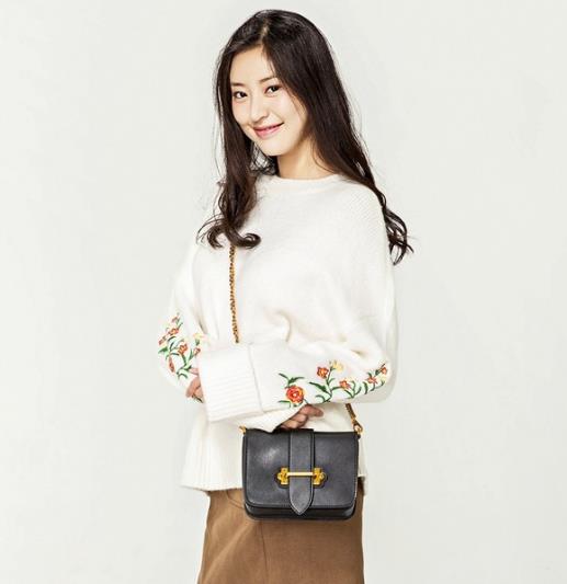 阔腿裤搭配纯色收腰双面呢大衣：打造优雅气质（图）