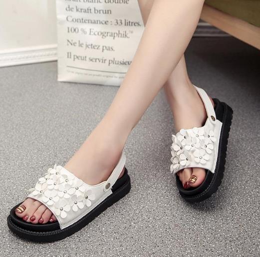 连衣裙搭配厚底花朵拖鞋：5款拖鞋尽显优雅女人味