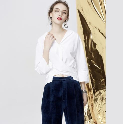 牛仔裙搭配喇叭中袖V领衬衫：6款彰显时髦女人味