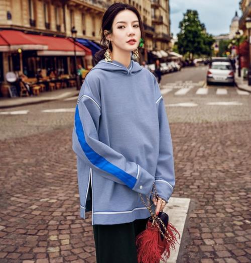 秋冬新款时尚卫衣的多种搭配：个性甜美卫衣分享
