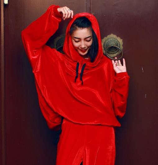 秋冬新款时尚卫衣的多种搭配：个性甜美卫衣分享