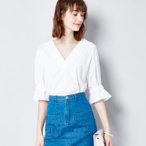 牛仔裙搭配喇叭中袖V领衬衫：6款彰显时髦女人味